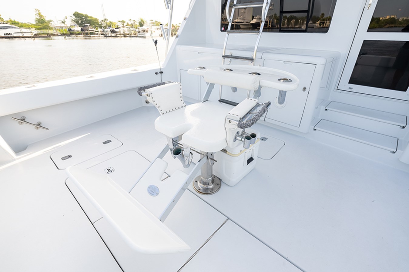 Fighting chair at the cockpit