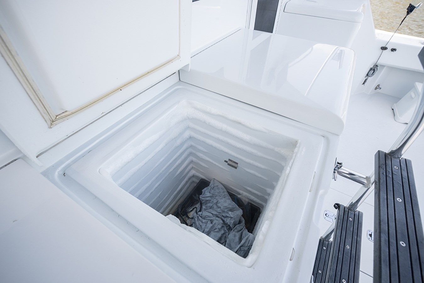 Cockpit freezer