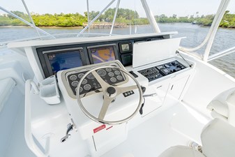 FRIENDSHIP 18 Flybridge helm