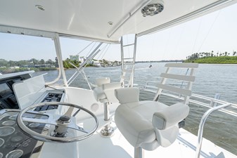 FRIENDSHIP 19 Flybridge helm chairs