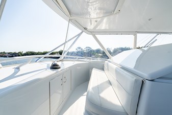 FRIENDSHIP 21 Flybridge forward seating