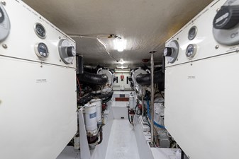 FRIENDSHIP 42 Engine room view 1