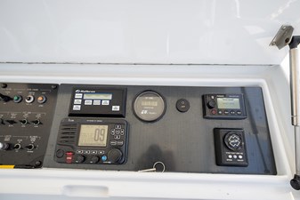 FRIENDSHIP 51 Flybridge helm electronics