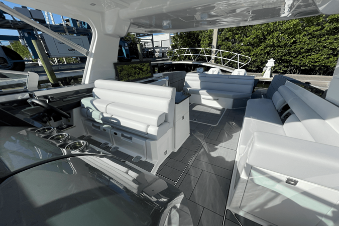 2023 Aviara AV40 Outboard 5