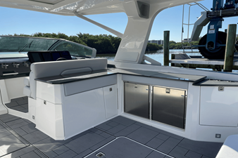 2023 Aviara AV40 Outboard 6