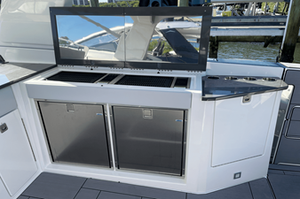 2023 Aviara AV40 Outboard 7