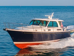 SALT THERAPY 6 Port Bow at Speed