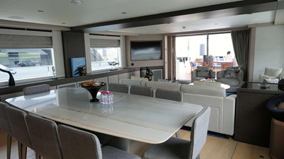 PRESTIGE 21 Main deck dining area