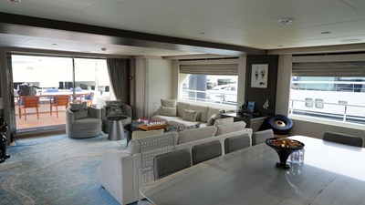 PRESTIGE 22 Main deck dining area
