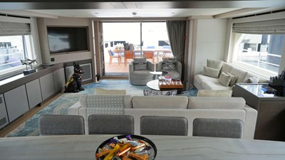 PRESTIGE 24 Main deck dining area
