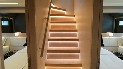 PRESTIGE 34 Lower deck staircase