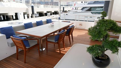 PRESTIGE 4 Main deck aft dining area