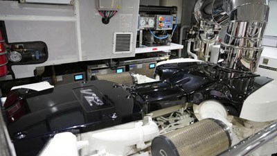PRESTIGE 61 Engine room
