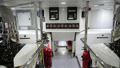 PRESTIGE 63 Engine room