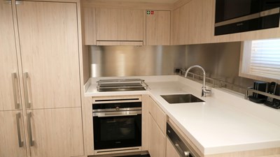 PRESTIGE 56 Crew galley