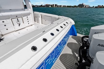 SPONTANEOUS 11 Transom with rod holders