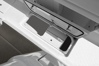 SPONTANEOUS 28 Side deck storage