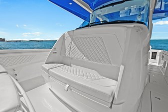 SPONTANEOUS 43 Seat at the fwd of the helm