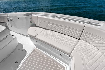 SPONTANEOUS 48 Port bow seat