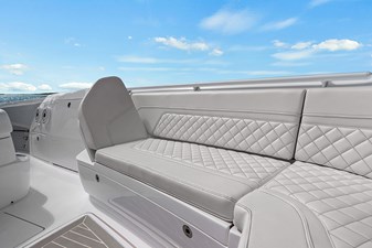SPONTANEOUS 49 Port bow tilting seat