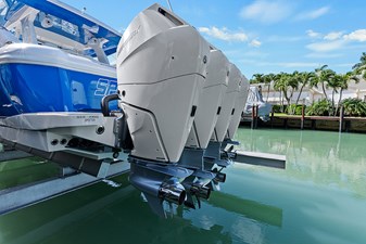 SPONTANEOUS 61 Engines while boat is on lift
