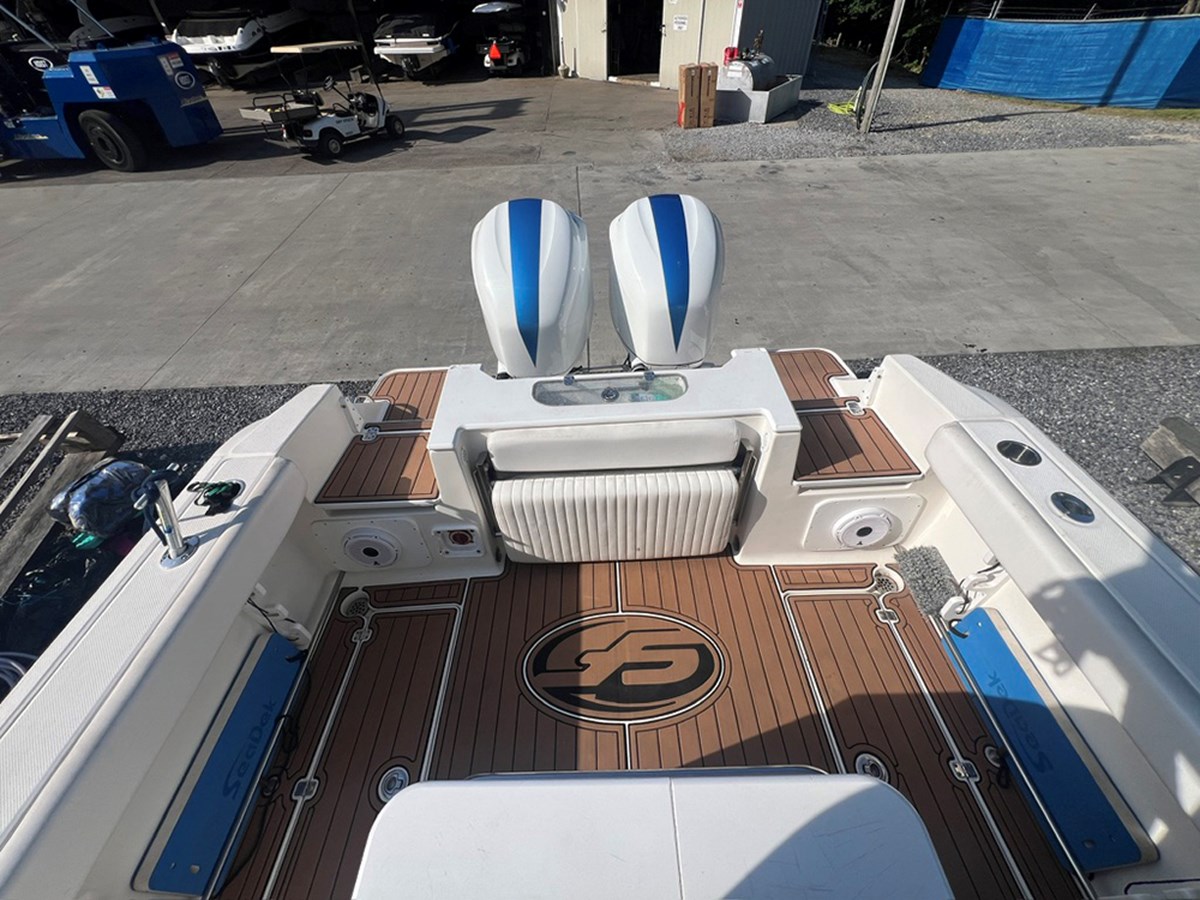 Cockpit (aft bench seat folded)