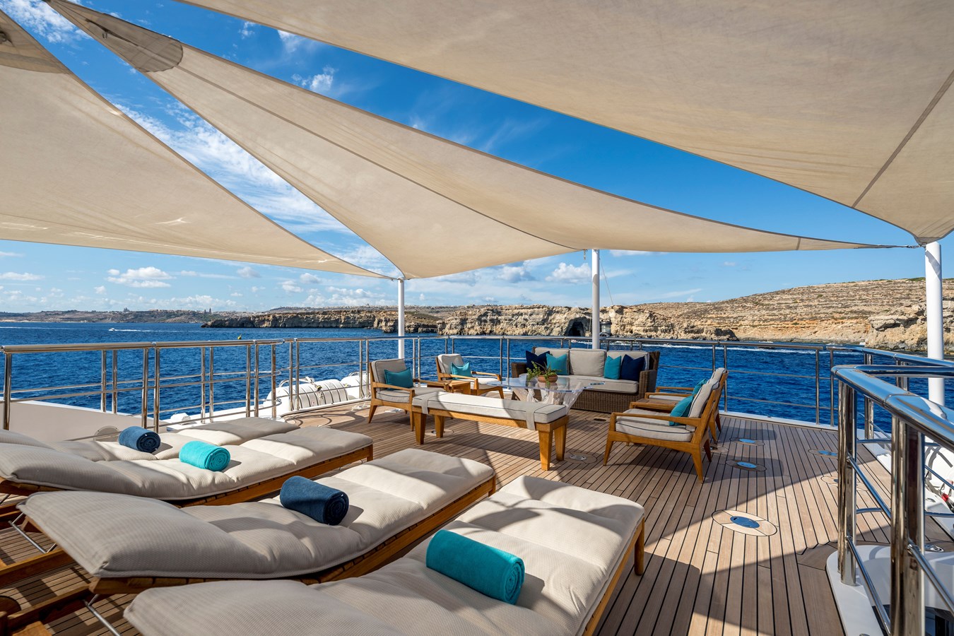 Sundeck Aft seating 