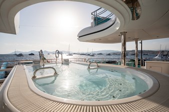 ATLANTIS 25 OWNERS DECK AFT JACUZZI