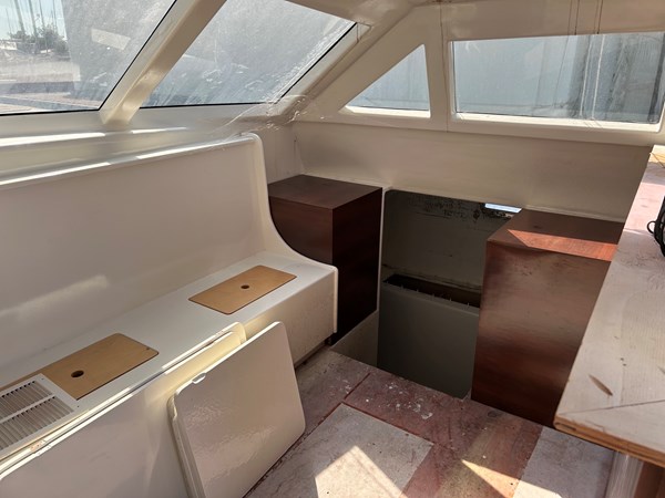 SALON STRB SEATING/ENTRY TO STRB CABINS