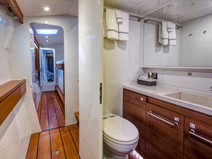 DEFIANCE 19 Guest Head and Passageway