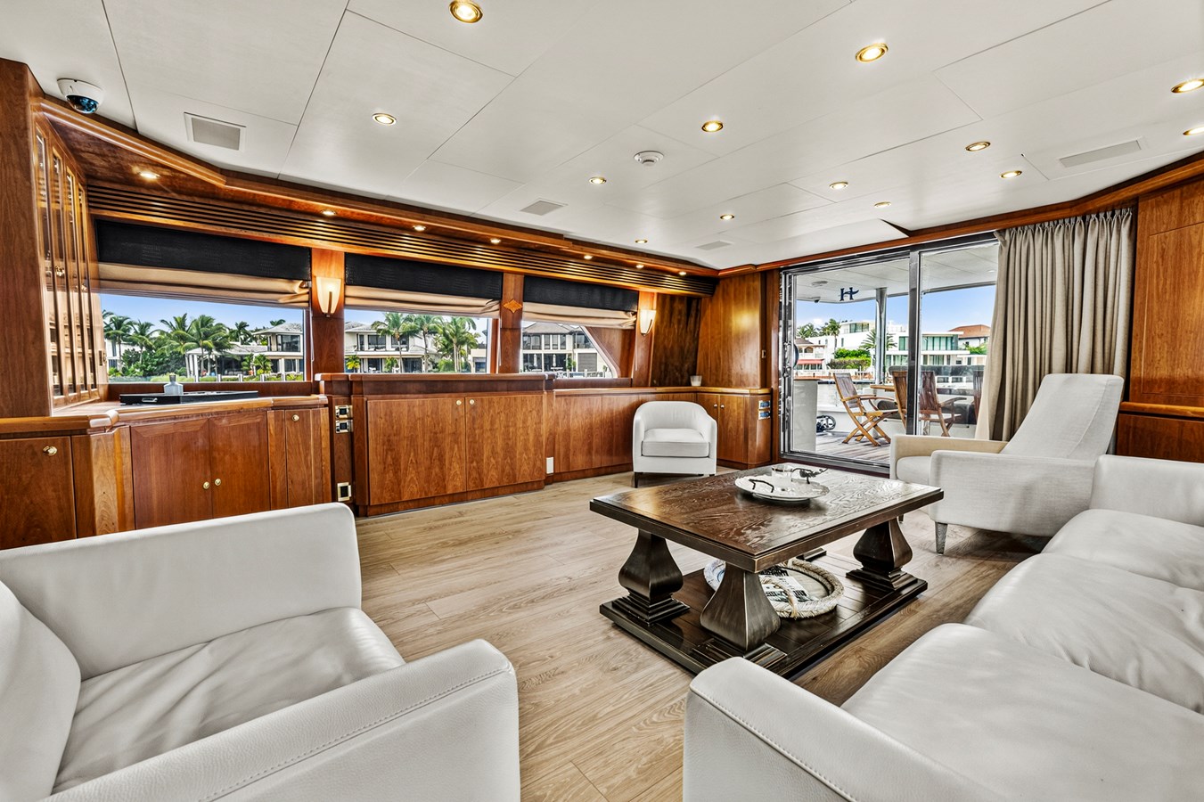 Salon looking to starboard