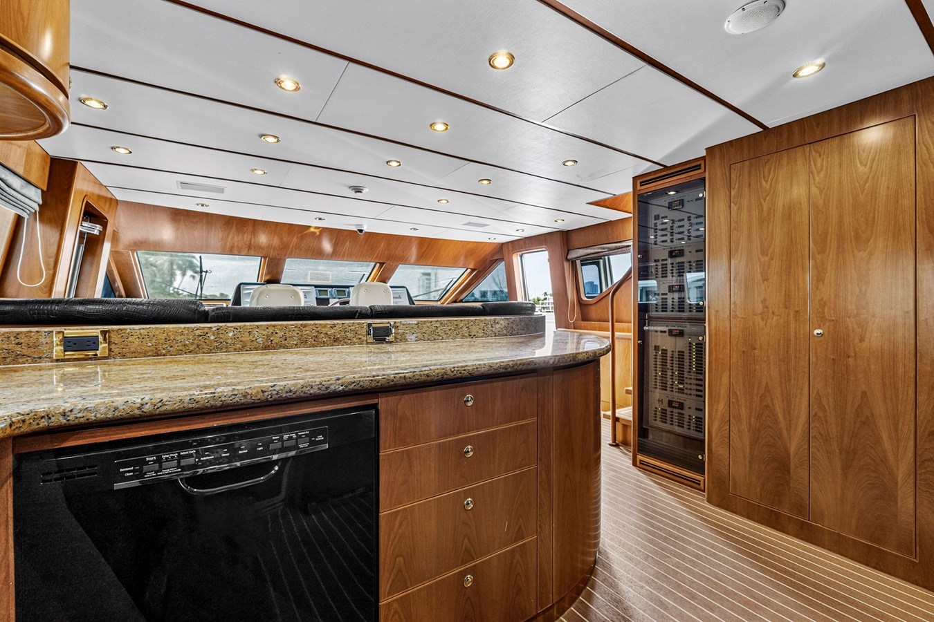Galley to starboard