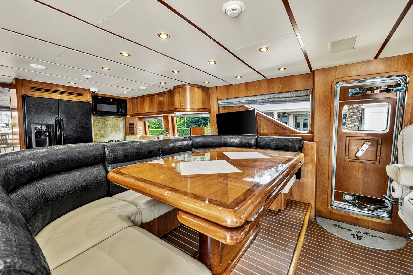 Dining settee to port