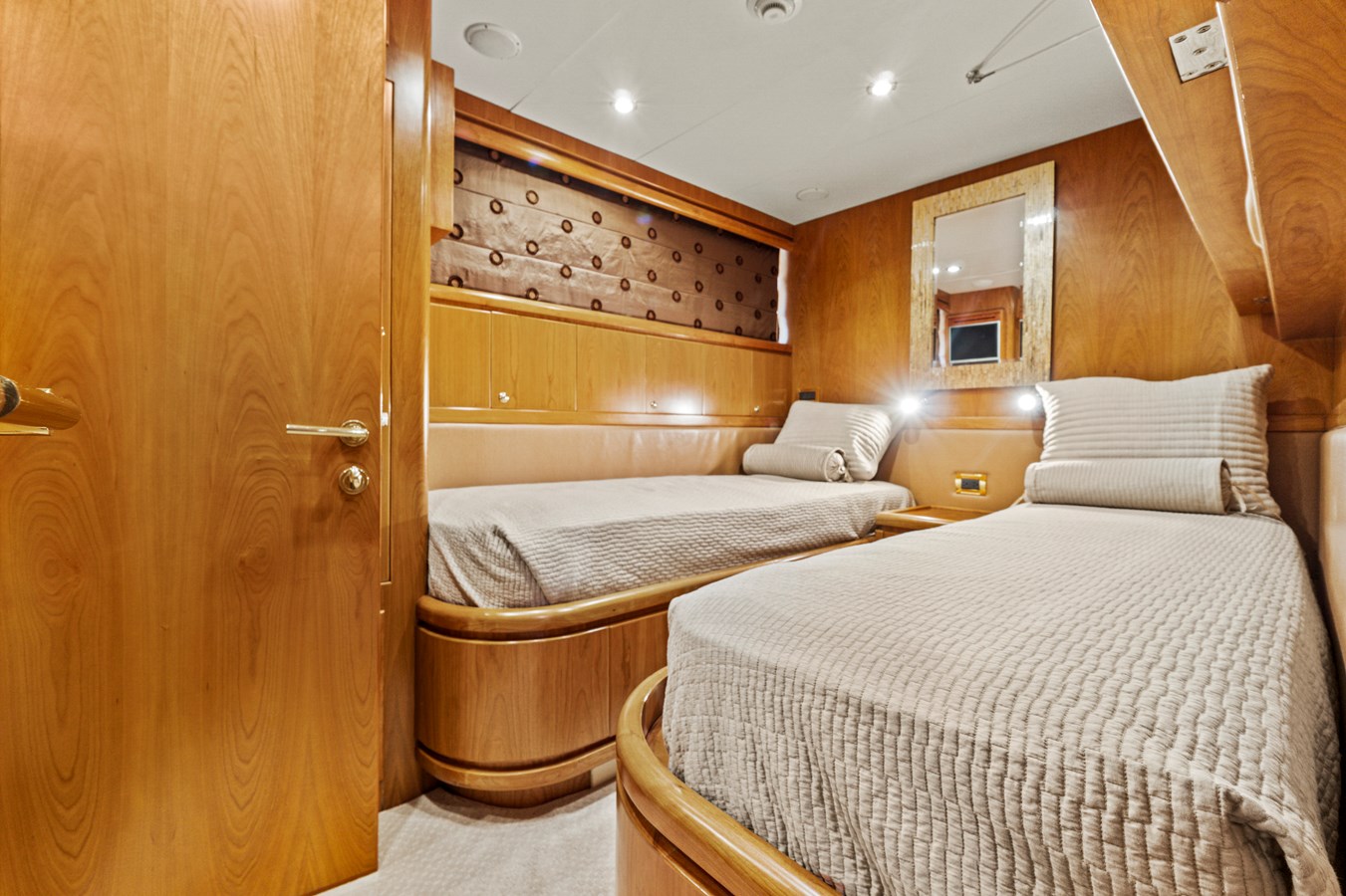 Port guest cabin looking aft