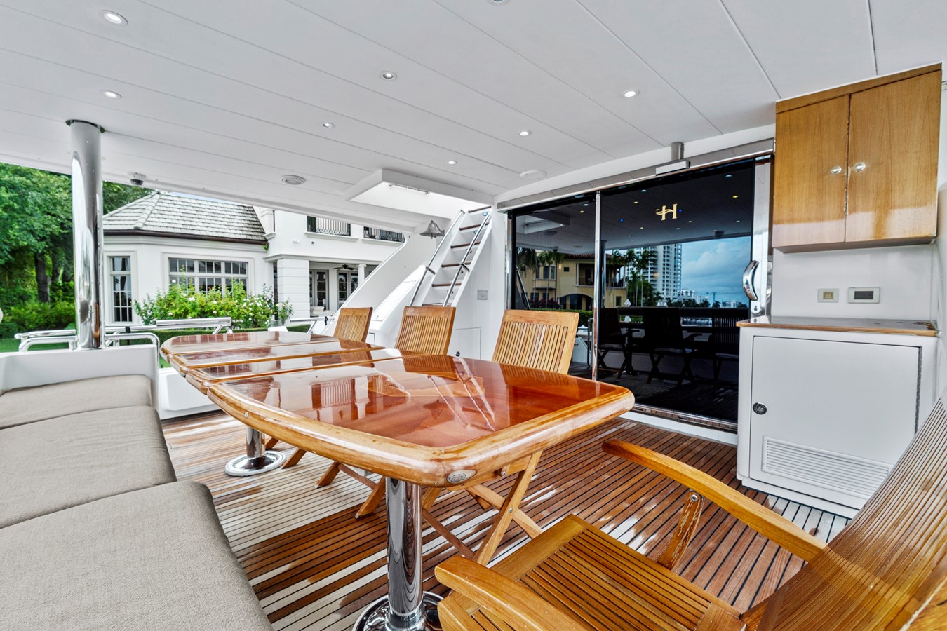 Aft deck dining