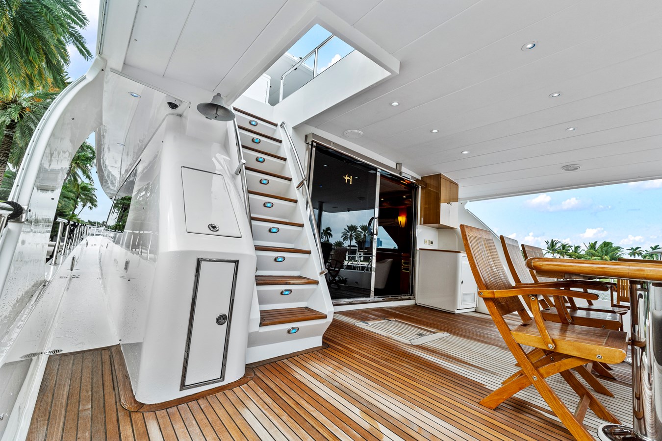 Aft deck flybridge access