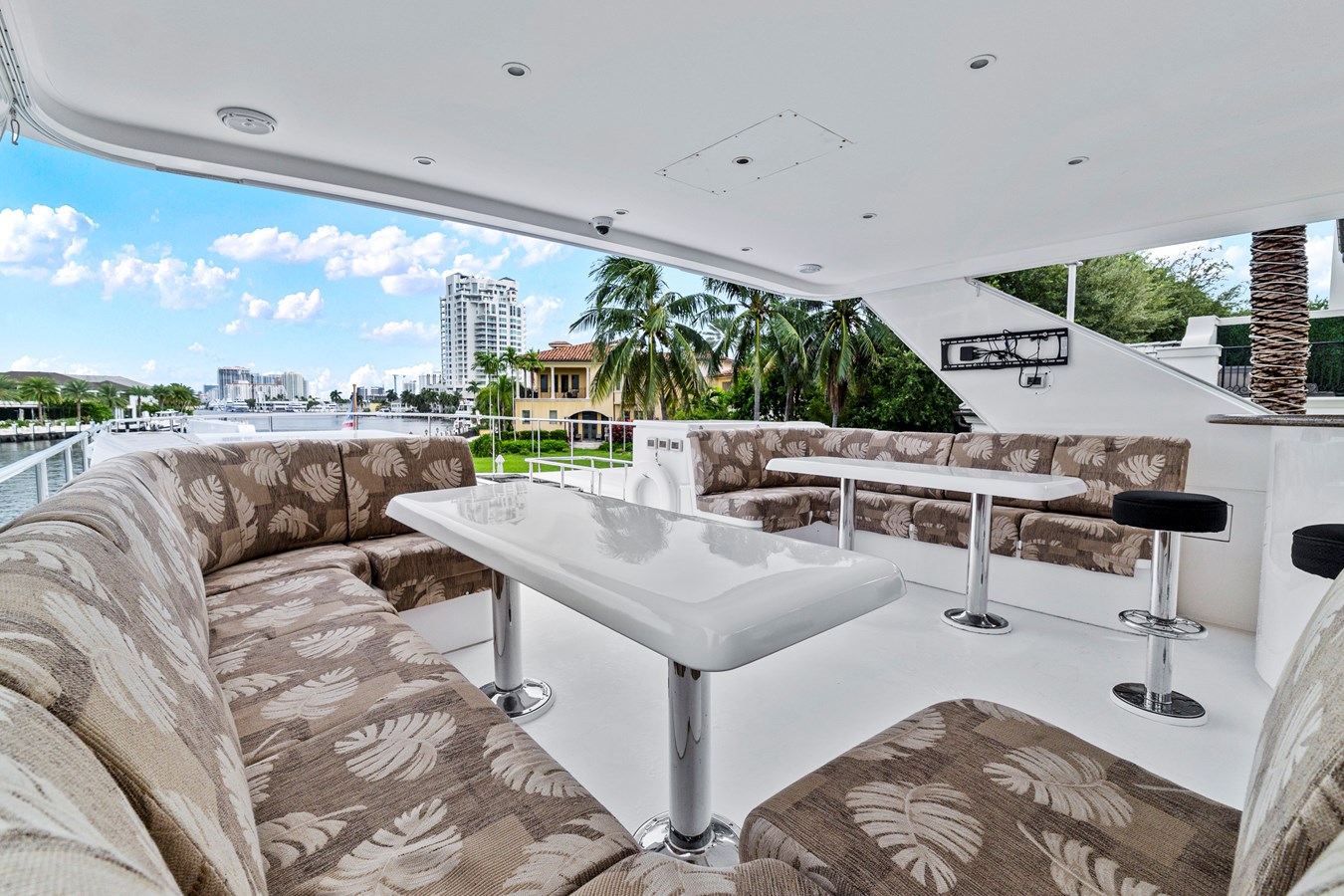Flybridge dining to starboard