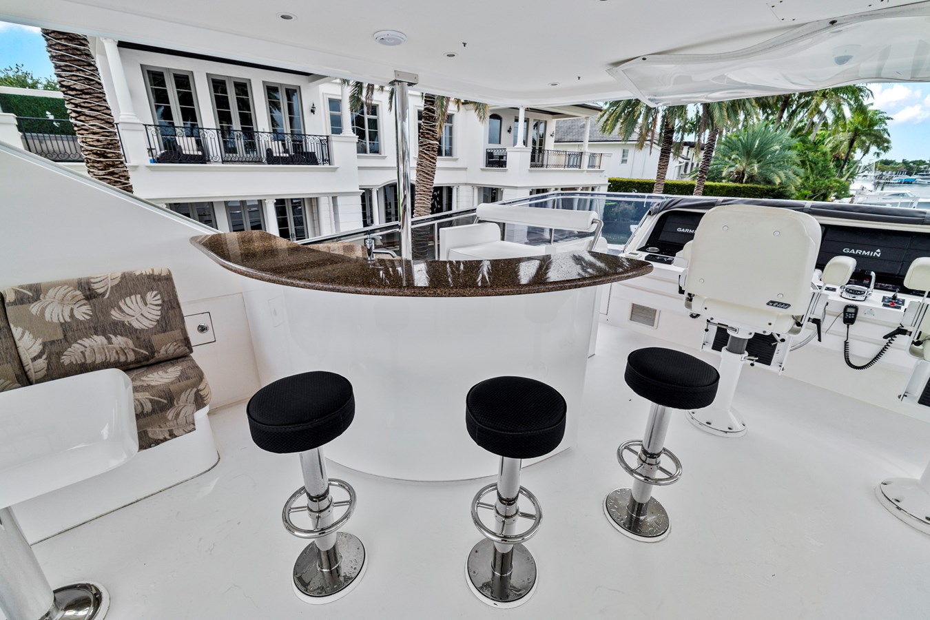 Flybridge bar