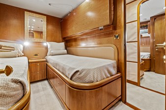 Port guest cabin looking aft
