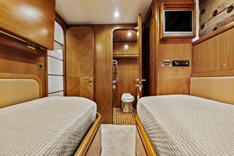 Port guest cabin looking forward