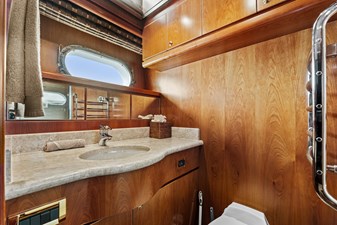 Starboard guest head