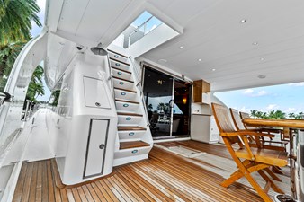 Aft deck flybridge access