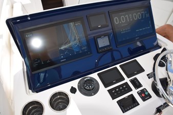 Helm with Yamaha displays, Yamaha autopilot panel, bow thruster control