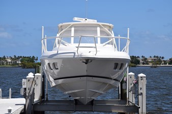 Deep V hull with lifting strakes