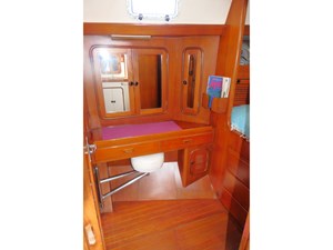 POLAR BEAR 28 Guest Desk