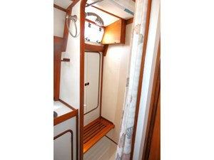 POLAR BEAR 38 Guest Shower