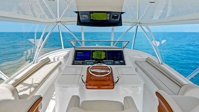 Flybridge Helm with Panoramic Views