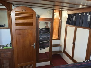 ROUGH LIFE 19 Aft stateroom storage