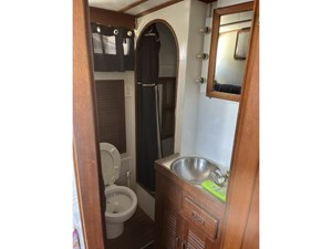 ROUGH LIFE 20 Aft head