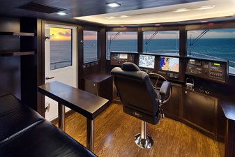 B60 Dzam Pilothouse photo 3